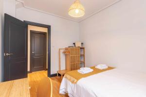 Llit o llits en una habitació de Apartamento KUIA con vistas frontales a la Ría de Bilbao cerca del metro