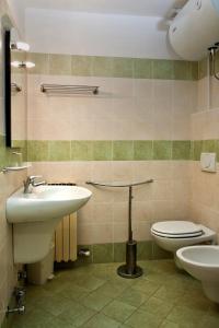bagno con lavandino e servizi igienici di Residence Redivalle a Passo del Tonale