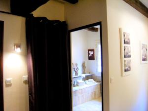 een spiegel in een kamer met een badkamer bij Chambres entre Romorantin-Chambord-Zoo de Beauval in Lassay-sur-Croisne
