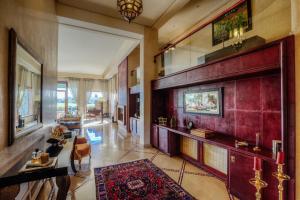 sala de estar amplia con chimenea grande y sala de estar en Villa MEZIANE avec piscine privée en première ligne du golf d'Amelkis, en Marrakech