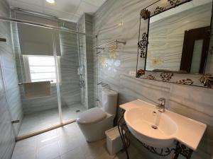 un bagno con wc, lavandino e doccia di 台東1314電梯民宿 a Città di Taitung Altre 37 foto