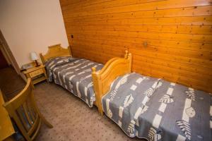 Łóżko lub łóżka w pokoju w obiekcie Des Masques