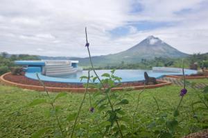 vista su una piscina con una montagna sullo sfondo di Serenity House Panoramic Views And Swimming Pool, a El Castillo de la Fortuna