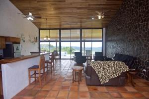 Posezení v ubytování Serenity House Panoramic Views And Swimming Pool,