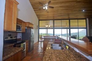 Cucina o angolo cottura di Serenity House Panoramic Views And Swimming Pool,