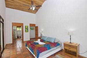 Letto o letti in una camera di Serenity House Panoramic Views And Swimming Pool,