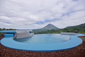 สระว่ายน้ำที่อยู่ใกล้ ๆ หรือใน Serenity House. Gorgeous Private home with Pool & Volcano view!!