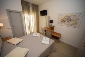 TV a/nebo společenská místnost v ubytování Hotel Ermeti B&B Brunch