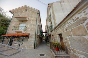 un callejón entre dos edificios en una ciudad en Beira Dão - Turismo Rural, en Tondela