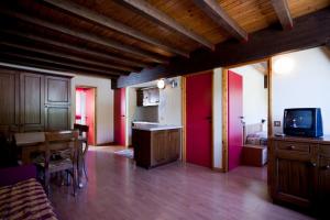 een woonkamer met een keuken en een eetkamer bij Residence Savoia in Passo del Tonale