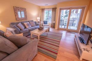 ein Wohnzimmer mit einem Sofa und einem Tisch in der Unterkunft Hilton Head Villa with Balcony Walk to the Beach! in Hilton Head Island