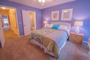 Ένα ή περισσότερα κρεβάτια σε δωμάτιο στο Walk to Hilton Head Island Beach Villa with Balcony +22 φωτογραφίες