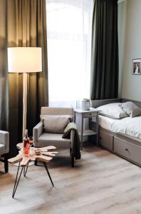 1 dormitorio con 1 cama, 1 silla y 1 mesa en Apartment an der Altstadt (#6), en Hameln