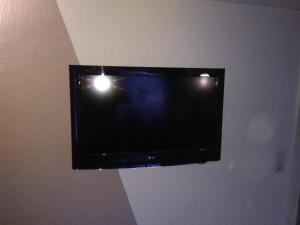 a flat screen tv hanging on a wall at Charmante Ferienwohnung in Plön