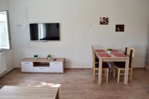 Televízia a/alebo spoločenská miestnosť v ubytovaní Valentin