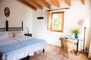1 dormitorio con cama, mesa y ventana en Agroturisme Perola - Only Adults en Llucmajor