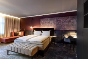 Habitación de hotel con cama y escritorio en ERIKA Boutiquehotel Kitzbühel en Kitzbühel