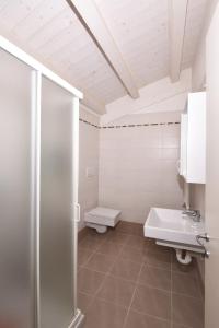 Koupelna v ubytování Residence Gianka - Agenzia Cocal + 32 fotografií