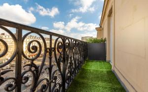a balcony with green grass on a building at Montfleuri in Paris
