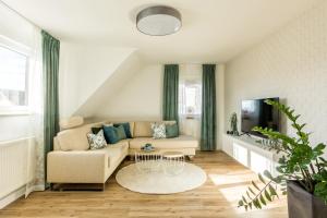HolzmadenにあるFerienwohnung Albblickのソファとテーブルのあるリビングルーム
