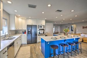 Köök või kööginurk majutusasutuses Waterfront Lake Placid Home with Dock and Fire Pit