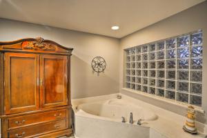 Vannituba majutusasutuses Waterfront Lake Placid Home with Dock and Fire Pit +27 fotot