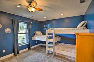 Voodi või voodid majutusasutuse Waterfront Lake Placid Home with Dock and Fire Pit toas