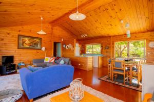 Ruang duduk di The Captain's Lookout - Onemana Holiday Home +22 gambar