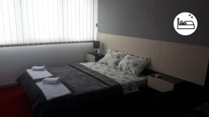Cama ou camas em um quarto em Rooms S&S Milicevic u strogom centru Aleksandrovca