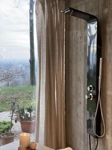 baño con ducha con espejo y ventana en Dal Gheppio - Nido con vista, en Albettone
