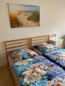 2 Einzelbetten in einem Schlafzimmer mit einem Bild an der Wand in der Unterkunft Panoramahaus in Bad Reichenhall