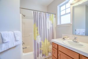 un baño con lavabo y ducha en Georgia Peach - Meredith Lodging, en Bend 25 fotos más