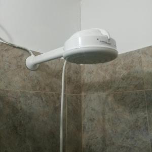 un cabezal de ducha con agua saliendo de él en Boel Boutique Hostal, en Guayaquil