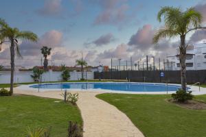 Bazén v ubytovaní PALMERAS-CANDOR free parking by Cadiz4Rentals alebo v jeho blízkosti