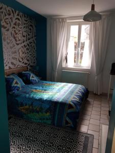 a bedroom with a bed and a window at Ideal pour une pause in Saint-Georges-sur-Cher