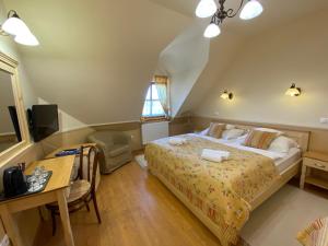 Ένα ή περισσότερα κρεβάτια σε δωμάτιο στο Rigótanya Relax & Wellness Bükfürdő