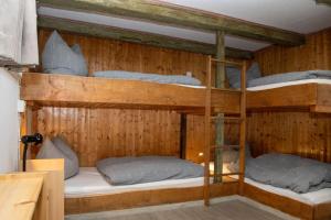 2 stapelbedden in een kamer met houten wanden bij Xavers Ranch in Meschede