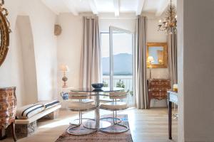 uma sala de estar com uma mesa e cadeiras e uma janela em Le Balcon du Pêcheur em Calvi