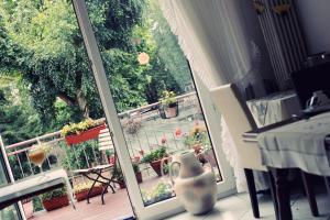 a window with a view of a patio with flowers at Hotel Hoffmann in Essen