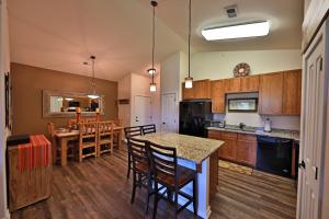 Una cocina o zona de cocina en Lodge at Ten Mile & Granby Ranch
