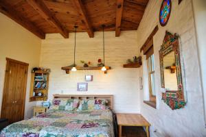 Ένα ή περισσότερα κρεβάτια σε δωμάτιο στο Heart and Wings Retreat Center