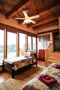 Ένα ή περισσότερα κρεβάτια σε δωμάτιο στο Heart and Wings Retreat Center