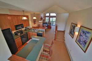 una vista aérea de una cocina con una mesa. en Kicking Horse Lodges 4-302, en Granby