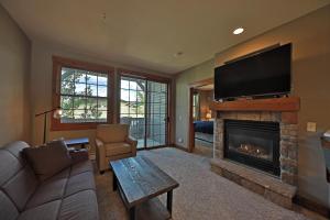 TV a/nebo společenská místnost v ubytování Kicking Horse Lodges 3-202