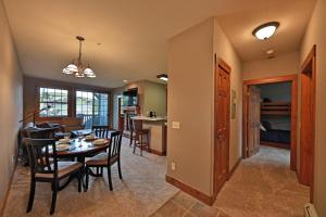 Posezení v ubytování Kicking Horse Lodges 3-202