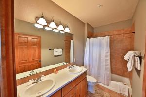 Koupelna v ubytování Kicking Horse Lodges 3-202 + 65 fotografií