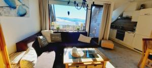 ein Wohnzimmer mit einem Sofa und einem Tisch in der Unterkunft Ferienwohnung Fernblick in Sankt Andreasberg