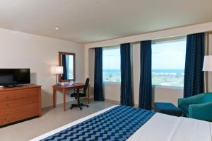 Cette chambre comprend un lit, un bureau et une fenêtre. dans l'établissement Holiday Inn Express Cabo San Lucas, an IHG Hotel, à Cabo San Lucas