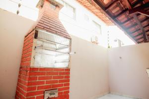 a brick oven in the middle of a room at Apartamento para família - Duplex Mont Moriá in Porto Seguro