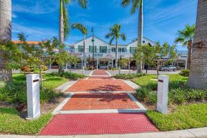 Gallery image of Modern Home with Screened-In Pool 4 Mi to the Beach in Venice